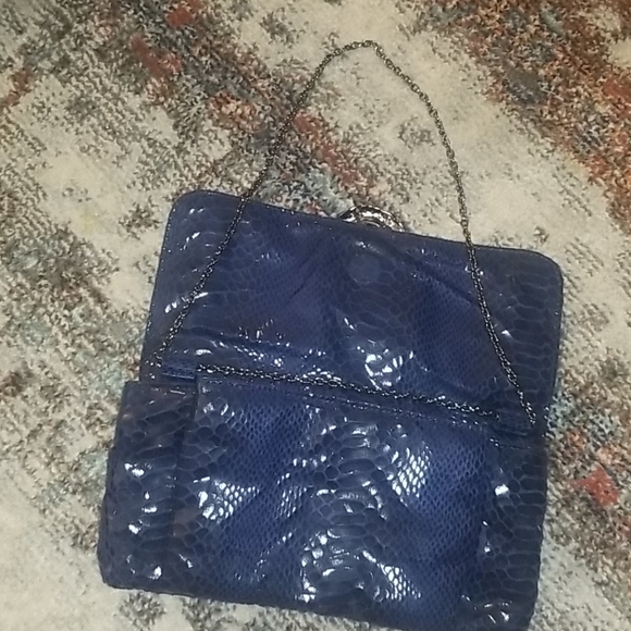 Cold Hearted Clutch w/Rhinestone details - Picture 4 of 7